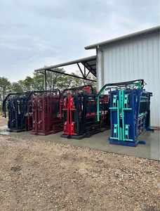 Sistema de manejo de ganado con puerta de entrada hidráulica y sistema de sujeción con valla para la gestión de ganado - Product Image 6