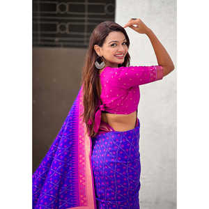 ชุดราตรีผ้าไหมเนื้อนุ่มสีม่วง ปักด้วยไหมซารีแบบแพทอลา พร้อมลายทอแบบแบนดานีที่ตัดกัน - Product Image 3