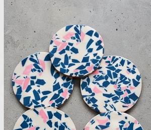 Juego de Posavasos Redondos de Estilo Terrazo Premium, Base Blanca con Patrón Azul Marino y Rosa para Mesa de Comedor, Cafetería, Bar y Hogar - Product Image 3