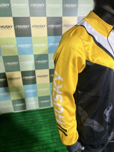 Chaqueta Deportiva sin Mangas con Capucha para Hombre HUSKY, Diseño Geométrico con Bloques de Color, Impresión por Sublimación, Secado Rápido, Corte Regular, Ropa de Verano - Product Image 4