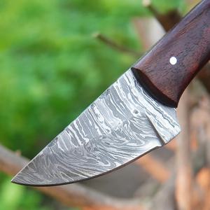 Couteau de chasse utilitaire d'extérieur à lame fixe en acier Damas fait main, haute durabilité, manche en bois, étui en cuir, garantie de 3 ans - Product Image 5