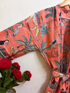 Bata Kimono de Algodón Floral Personalizada con Cuello en V y Cierre de Cordón, Transpirable, Ligera, para Mujer, para Spa, Playa, o como Bata de Dama de Honor - Product Image 3