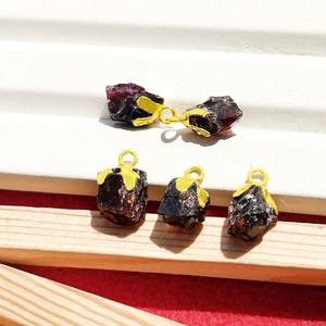 Pendentif en grenat brut plaqué or, pierre de naissance naturelle de janvier, breloque en pierre précieuse, fourniture de bijoux faits à la main pour collier et boucles d'oreilles - Product Image 2