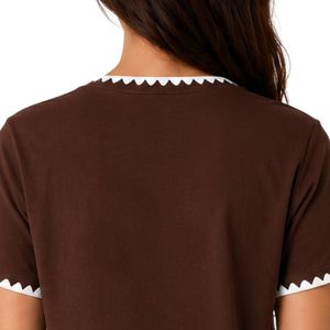 Camiseta de Mujer Color Chocolate con Bordado Floral, Ribete Blanco en Contraste, Cuello Redondo, Manga Corta, Estilo Casual, Personalizable OEM - Product Image 6