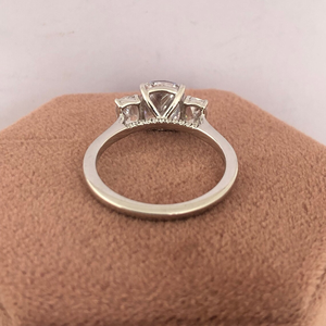 Anillo de compromiso de oro blanco con tres piedras de circonita cúbica talla cojín, anillo de boda vintage de oro macizo de 10K, anillo de propuesta, regalo para ella - Product Image 6