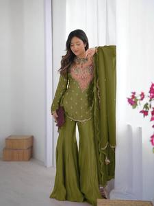 Conjunto de Salwar Kameez Verde Bordado con Dupatta de Seda, Corte Ajustado, Estilo Étnico Midi para Bodas y Fiestas - Product Image 1