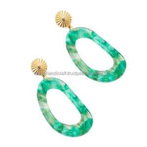 Boucles d'oreilles en résine de couleur personnalisées luxueuses fabriquées à la main pour femmes accessoires de mode hautement polis de haute qualité d'Inde - Product Image 4