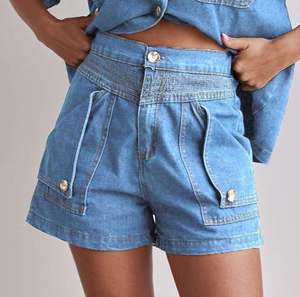 Ensemble 2 pièces en jean délavé vintage de haute qualité pour femme : chemisier élégant à boutons et short décontracté à col rabattu et manches courtes - Product Image 2