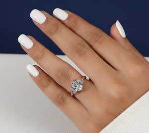 แหวนเพชรทรงรีและครึ่งวงกลม 2.60 กะรัต เพาะเลี้ยงในห้องปฏิบัติการ ระดับความสะอาด VVS2 สี F รับรองโดย IGI ทองคำขาว แหวนหมั้นสามเม็ด ขายส่ง - Product Image 5