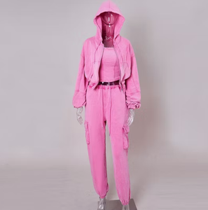 Ensemble survêtement streetwear pour femme, coupe courte, effet délavé, avec sweat à capuche zippé et pantalon de survêtement, personnalisable avec logo - Product Image 1
