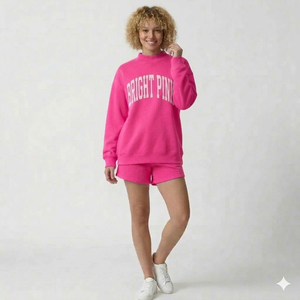 Ensemble haut à col montant et short pour femme, conçu avec une ambiance décontractée et élégante, alliant style décontracté et look raffiné - Product Image 1