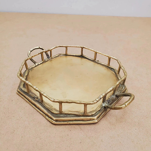 Bandeja octogonal vintage de latón dorado con riel y asas de imitación de bambú para mesa auxiliar, decoración de tocador y uso como bandeja de servicio. - Product Image 1