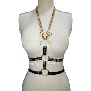 Harnais de cou en chaîne gourmette dorée avec cage corporelle en cuir à triple anneau |   Ceinture de harnais réglable avec quincaillerie dorée - Product Image 2