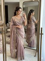 Sari en satin de soie doux Fandy avec broderies éblouissantes, travail de sequins, bordures multiples élégantes et détails Aarco