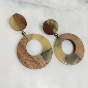 Boucles d'oreilles créoles en résine époxy et bois faites à la main, bijoux de mode rustiques modernes - Product Image 6