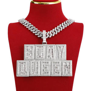 สร้อยคอจี้เพชรโมอิสซาไนต์สุดหรู BODY QUEEN แบบสองชั้น ดีไซน์ตัวอักษรขนาดใหญ่ พร้อมสายสร้อยแบบ Iced Out สำหรับขายส่ง - Product Image 1