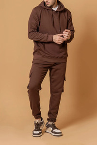 Ensemble de survêtement décontracté pour homme en molleton épais 100% coton, avec logo personnalisé sur le devant, comprenant un sweat à capuche marron oversize et un pantalon cargo jogger, chaud et uni pour l'hiver - Product Image 3