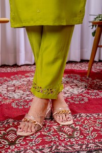 Ensemble Kurti et pantalon brodés élégants avec dupatta à imprimé numérique – Collection de vêtements ethniques indo-occidentaux - Product Image 6