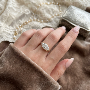 Anillo de diamante cultivado en laboratorio con forma de pera, la imagen de la elegancia romántica, una piedra brillante en forma de lágrima engastada en oro amarillo de 18 quilates. - Product Image 3