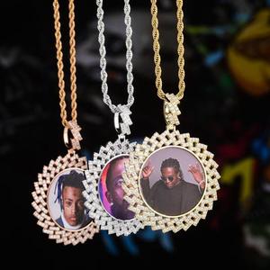Collar con Colgante Redondo Personalizado con Foto, Cadena de Cuerda con Borde Espiral y Diamante Cultivado en Laboratorio con Baño de Oro sobre Plata - Product Image 3