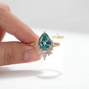 แหวนหมั้นเพชรทรงลูกแพร์เพาะเลี้ยงคุณภาพพรีเมียม ความใส VVS ทอง 14K ประดับเพชรแบบคลัสเตอร์พาเว่ สำหรับงานแต่งงาน - Product Image 1
