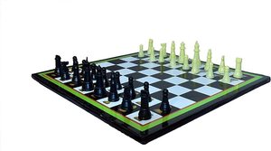 Jeu d'échecs sur le thème des dessins animés avec des personnages colorés et des pièces en plastique pour un jeu familial amusant - Product Image 2