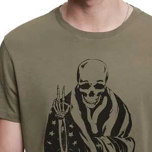 Camiseta de manga corta verde oliva para hombre con estampado de calavera y bandera, cuello redondo, corte regular, estilo casual, tejido jersey, 100% algodón - Product Image 3