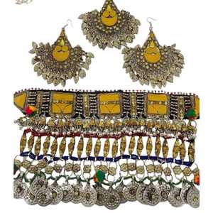 Exquisito conjunto de joyería tradicional Kuchi con gargantilla con trabajo de espejo y pendientes grandes con piedras de cristal multicolor. - Product Image 1