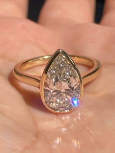 Anillo de Compromiso Solitario con Diamante Cultivado en Laboratorio de 4 Quilates, Corte Pera, Engaste Catedral, Certificado IGI - Product Image 6