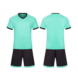 Ensemble d'uniformes de football pour hommes adultes, style actuel, logo sur le devant, respirant, anti-UV, séchage rapide, sublimé, 100% polyester, personnalisable pour l'équipe - Product Image 2