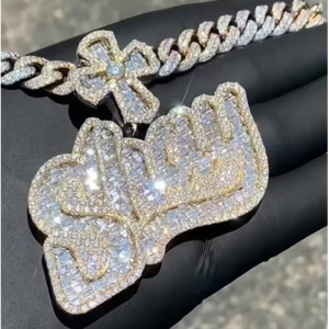 Colgante de Hip-Hop Personalizado con Letra Cursiva Pequeña y Delgada, con Moissanita VVS1, Chapado en Oro sobre Plata 925, Certificado GRA, Regalo de Cumpleaños para Mujer - Product Image 1