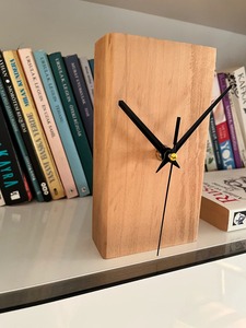 Horloge de bureau traditionnelle en bois, forme circulaire, mouvement silencieux à mouvement continu, finition naturelle, pièce d'accentuation pour la décoration de bureau et de maison, sonnerie horaire - Product Image 6