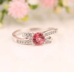 Anillo de Compromiso de Plata de Ley con Turmalina Rosa Intenso, Corte Brillante Redondo, Diseño Minimalista y Elegante para Mujer - Product Image 3