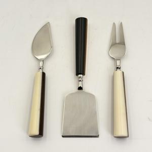 Magnifique ensemble de 3 couteaux à fromage en acier inoxydable faits à la main avec manche en résine pour servir le fromage au petit-déjeuner - Product Image 4