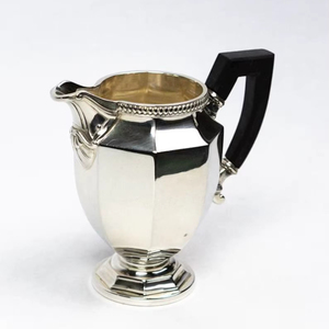 Pichet en argent de designer avec poignée noire et forme unique, parfait pour la table à manger et l'hôtellerie, vente en gros depuis l'Inde - Product Image 1