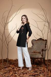 Tunique noire décontractée en rayonne pour femme, broderie faite main, col rond, longueur normale, manches trois quarts, entièrement cousue, idéale pour le bureau - Product Image 5