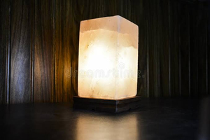 Lampe de sel rose de l'Himalaya naturelle de luxe, finition artisanale, décoration de table en cristal avec logo personnalisé, fabrication OEM - Product Image 3
