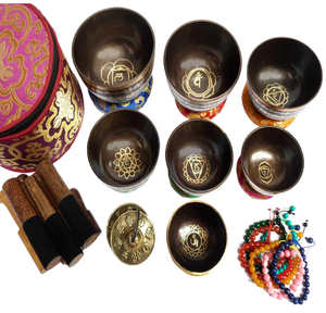 Juego de cuencos tibetanos de latón pintados en siete colores con motivos tradicionales, disponible a precios de mayorista. - Product Image 5
