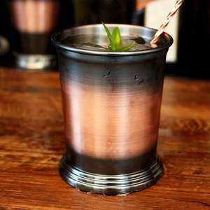 Coupe à cocktail Mint Julep antique dorée en acier inoxydable brossé, verre à bourbon vintage en métal sur pied, article de bar - Product Image 2