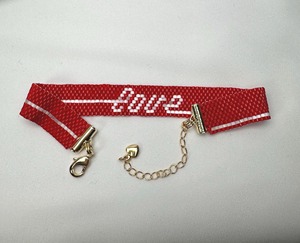 Bracelet perlé blanc avec broderie rouge 'Love', bijou fantaisie en plastique, cadeau personnalisé pour la Saint-Valentin - Product Image 4