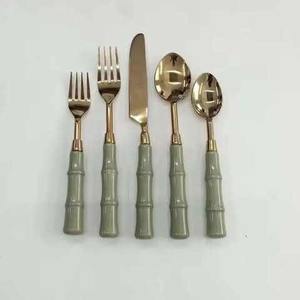 Ensemble de cuillères à manche en résine durable, couverts en acier inoxydable pour la cuisine, la table à manger, la maison et les hôtels par Madiha Art And Crafts - Product Image 3