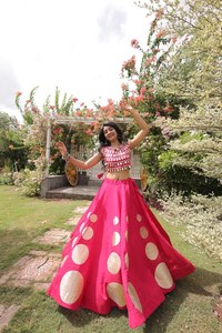 Lehenga Choli de Seda Rosa con Dupatta, Vestido Festivo con Falda Acampanada, Traje Tradicional Gujarati para Bodas y Navratri - Product Image 3
