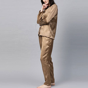Ensemble de vêtements de nuit en soie satinée personnalisée pour femmes, ensemble de pyjama confortable, vêtements de maison, vente en gros - Product Image 2