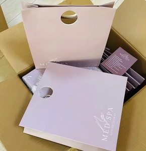 Bolsa de Compras de Papel Morado de Lujo Personalizada con Asa Troquelada, Hecha en Fábrica en Vietnam - Product Image 1