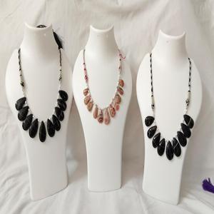 Collier en Rhodochrosite et Onyx Noir, Pierres Précieuses en Cristal, Sculpté au toucher réel, Gravure Électroplaquée Argentée, Style Mascotte Artistique - Product Image 4