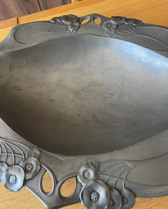 Flora’s Grace - Bandeja Floral Art Nouveau de Peltre con Acabado Antiguo, Centro de Mesa Ovalado de Metal, Plato Decorativo Clara’s Garden en Peltre y Metal Antiguo - Product Image 2