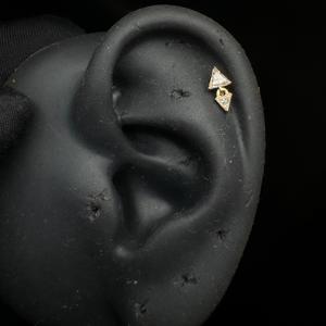 Élégantes boucles d'oreilles pendantes en diamant de laboratoire triangulaire invisible, en or 14 carats, avec design à clou fileté pour cartilage. - Product Image 1