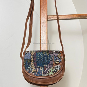 Bolso bandolera pequeño de estilo Vintage con ribete de cuero genuino 100% y solapa de tapiz artístico, bolso de hombro informal hecho a mano para mujer - Product Image 2