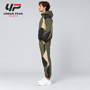 Survêtement coupe-vent de luxe pour homme, au design élégant, avec pantalon confortable et un look extérieur haut de gamme - Product Image 4