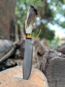 Cuchillo de Caza Hecho a Mano con Mango de Asta de Ciervo, Hoja de Acero al Carbono, Diseño de Punta Caída, Funda de Cuero, Herramienta de Supervivencia para Exteriores - Product Image 5